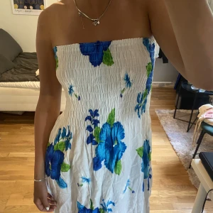 klänning - somrig vit klänning med blåa blommor! går även att ha som halterneck (se bild 3) 🌺