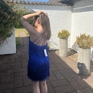 Zara klänning - Säljer denna jättefina zara klänning, perfekt till sommaren. Säljer då jag rensar garderoben och inte använt den. Lappen kvar.