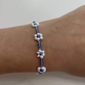 Ett blått blom armband i blått och vitt i storlek s men finns också i fler storlekar om man vill ha kontakta om de finns frågor!💕💗