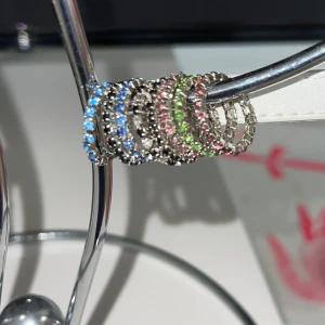 Alla ringar tillsammans för 25kr!  - Säljer att gäng stretchiga ringar som jag köpte från Miami, USA,  alla tillsammans för 25kr❤️ ringarna är stretchiga så de passar nästan alla storlekar:) 