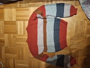 Stickad tröja - Stickad tröja lite croppad från Cubus. Jätte mjuk och varm, passande till hösten🍁🍂
