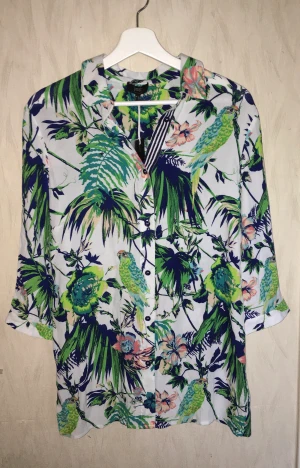 Yest, sommarskjorta, skjorta storlek 38, fågelmotiv - Vacker skjorta med fågelmotiv. Märke: Yest Storlek: 38  Färg: Multifärgad. Grön och vit  Skick: Helt ny med lapp kvar Nypris 549 kr