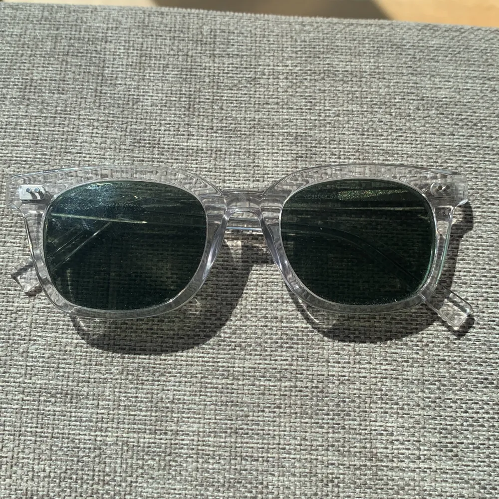 Säljer mina nya monten solglasögon. De är i färgen grey och har ett nypris på 750kr. Accessoarer.