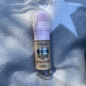 4-IN-1GLOW - En maybeline en tinted foundation typ helt oöppnad då ja fick 2 st och den är skit bra