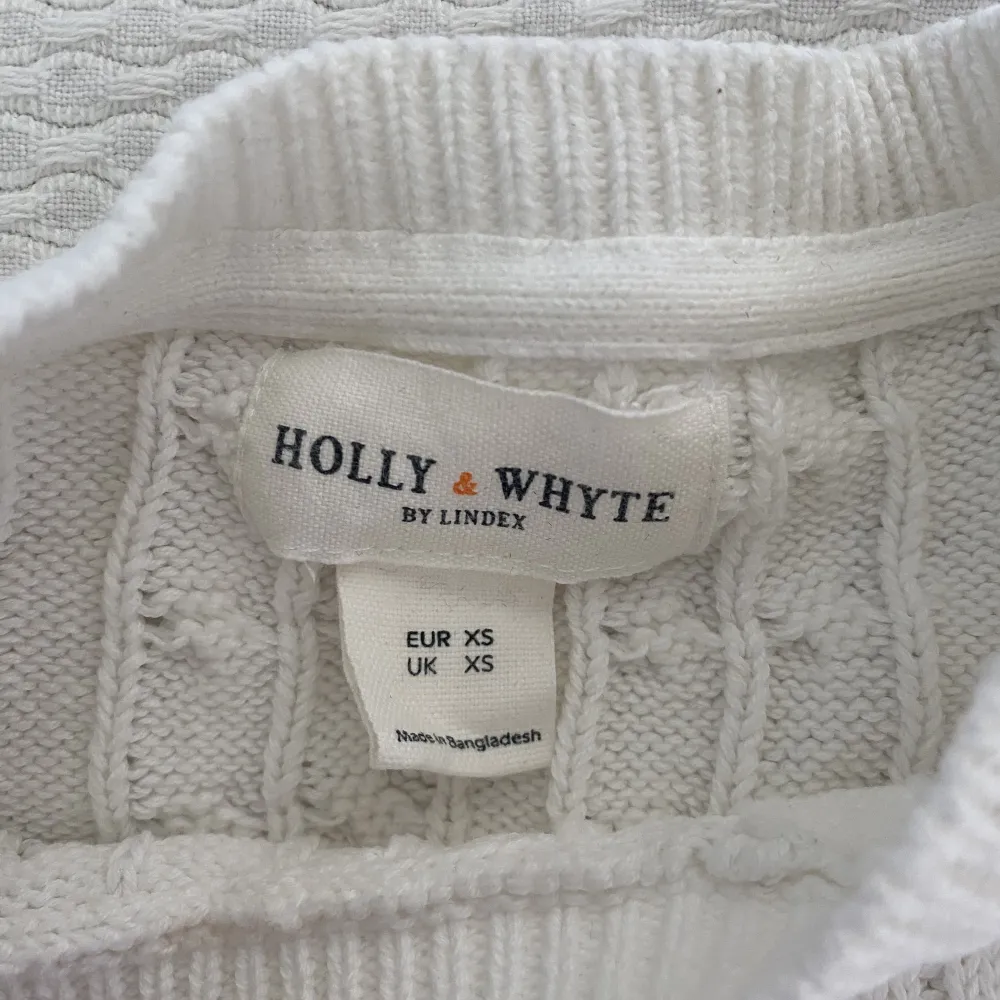 Säljer denna sjukt fina tröja från Holly & white (by lindex)💗 i storlek xs. Tröjan är i bra skick, använd endast få gånger 🫶🏼. Tröjor & Koftor.