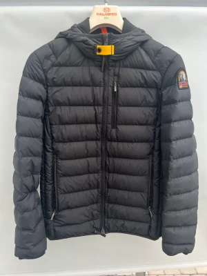 Parajumpers Jacka - Parajumpers ”Last Minute Super Lightweight Hodded Jacket Black” Använd ca 10 gånger, nypris 4999:-