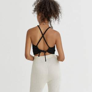 Svart stickad Croptop från pull and bear, ganska kort på. Aldrig använd