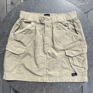 Cargokjol - Trendig cargokjol från urban outfitters. Kjolen är i nyskick. 💫