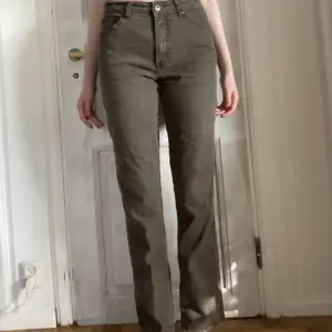 Så fina jeans som inte är min stil. Man kan ha de mid- eller highwaisted. Byxorna är en blandning mellan skinny jeans och straight legged jeans. De är lite stretchiga och så är de lite stora på mig som bär 36. De har inga defekter. 