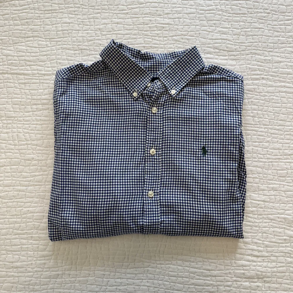 En oanvänd Ralph Lauren skjorta i barnstorleken: L (14-16y) motsvarar nog XS. Paketpris på skjortor under min profil: 200kr st.. Skjortor.