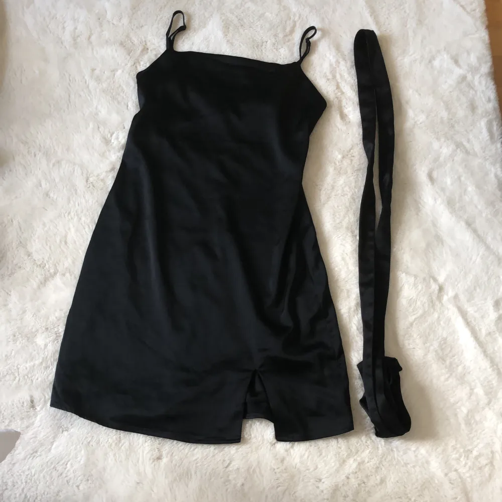 En svart klänning i nästan helst nytt skick bara använd en till två gånger och har ett band till som går att ta av.🥰 kan även diskutera pris.. Klänningar.