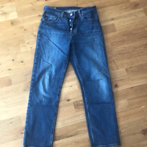 Levis 501 jeans - Väldigt lätt använda (så gott som nyskick), äkta klassiska Levis 501 jeans!