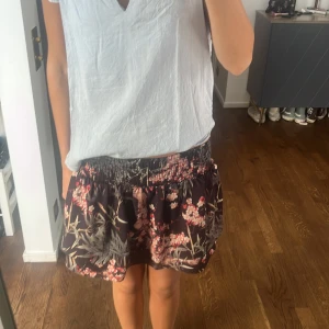 Blommig volangkjol - Volang kjol från lucca.