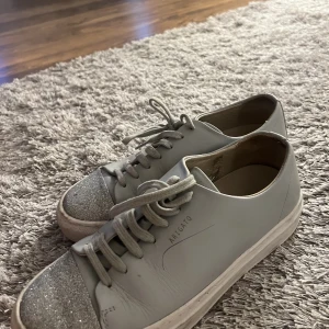 Axel Arigato - Väl använda, tvättas såklart av innan frakt. Finns en permanent fläck på vänster sko men kan säkert med rätt medel få att få bort 