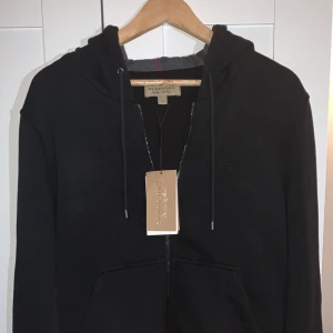 Burberry Zip (Svart)  -  Säljer nu denna Burberry zip (Svart). Tags finns etc. Hör av dig om du har några frågor. Priset är inte hugget i sten! Mvh!
