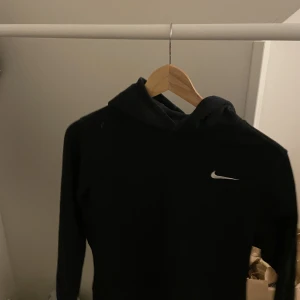 Nike hoodie  - Nike hoodie i storlek 12-13 år. Knappt andvänd och är i väldigt fint skick