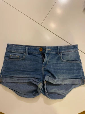 Lågmidjade shorts - Lågmidjade shorts. Storlek 34.
