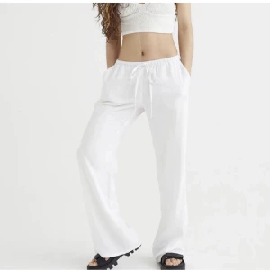 Linnebyxor HM - Helt oanvända (endast testade en gång) vita fina linnebyxor från hm! Lappen sitter kvar💕helt slutsålda online! Storlek S