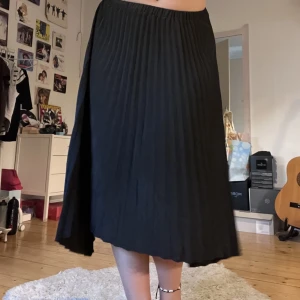 Svart ribbad kjol - Svart ribbad kjol.