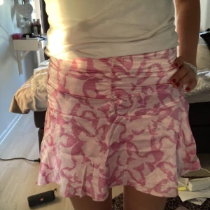 Kjol - Supergullig somrig kjol. Använd fåtal gånger, nyskick. Så fin till sommaren.