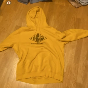 snygg gul hoddie - Storlek L relativt använd med två små fettflekar men annars inga hål eller nåt sånt 
