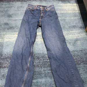 Jeans från monki, vida utsvängda 