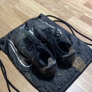 Nike Mercurial - tjena, säljer mina väldigt fina fotbollsskor i storlek 44,5 men passar 43-44. skorna är i skick 8/10. nypris på dessa är 2450 men säljer de för 800kr. skriv gärna till mig angående frågor!