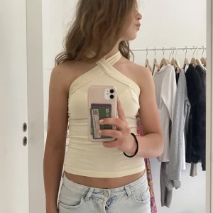 Linne  - Säljer detta fina gula linne!💛