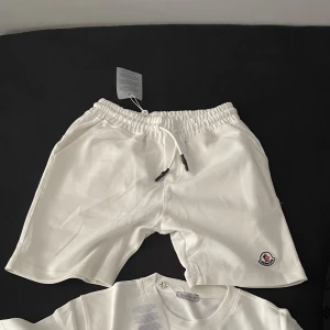 Moncler shorts oanvända - Helt nya för små för mig, aldrig använt de. OBS bara shortsen till salu inte tröjan. Kan gå ner vid snabbaffär, fraktar samma dag. Kvitto finns 