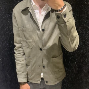 overshirt - grön overshirt från arket i skick som ny typ 9/10