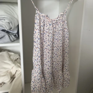 Supersöt Zara klänning  - Kort och somrig klänning från Zara, aldrig använd 