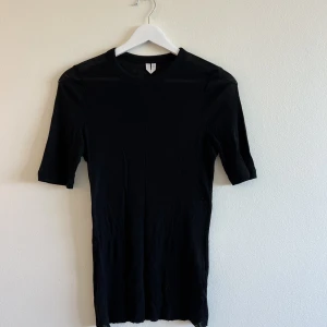 T-shirt  - Kortärmad tröja från Arket i tightare modell. Lite lätt genomskinlig i tyget.