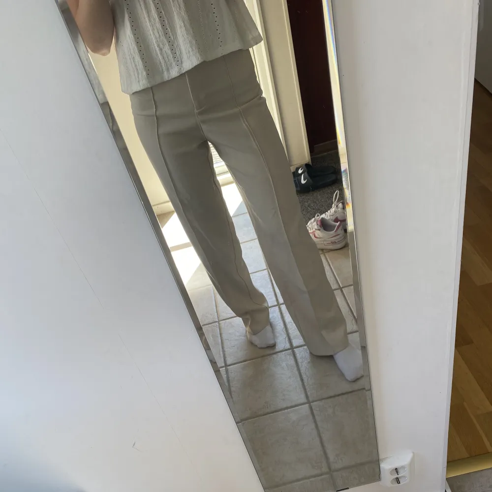 Säljer dessa jättefina beige-vita kostymbyxorna från New Yorker då de inte kommer till användning. Bara använda 1-2 gånger så de är i mycket bra skick! . Farkut & Housut.