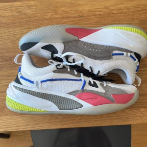 Puma dreamer - Säljer mina puma dreamer för att dom är för små för mig, skon är väldigt skön och har bra grepp. Box finns tyvärr inte, skriv till mig om ni har frågor eller vill ha mer bilder.