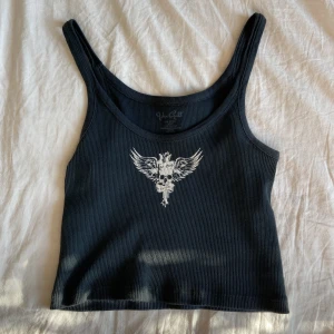 Brandy Melville topp - Säkjer mitt älskade linne från brandy Melville<3 i gott skick 