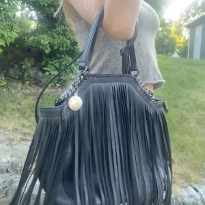 Stella McCartney väska  - Säljer denna skitcoola Stella McCartney väska!! ❤️‍🔥❤️‍🔥 bra skick, pris kan diskuteras. Inte 100 på att den är äkta