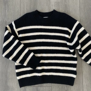 Stickad tröja - Randig stickad tröja från hm, helt oanvänd💓