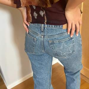 Lågmidjade straight jeans från weekday!