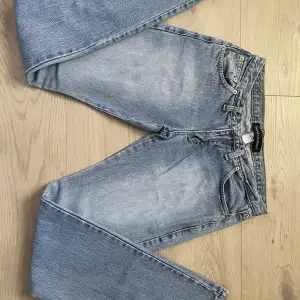 Säljer dessa svincoola Dolce&Gabbana jeansen! Köpta på second hand för 700 kr men säljer för 450 kr. Finns tecken på användning under bakfickorna, syns på sista bilden och därför ganska billigt! Passar en XS, S och kanske M