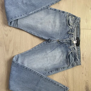 Jeans - Säljer dessa svincoola Dolce&Gabbana jeansen! Köpta på second hand för 700 kr men säljer för 450 kr. Finns tecken på användning under bakfickorna, syns på sista bilden och därför ganska billigt! Passar en XS, S och kanske M