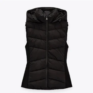 Zara väst - Säljer min Zara väst för 200kr eftersom den inte kommit till användning alls. Original priset är 399kr. I storlek M