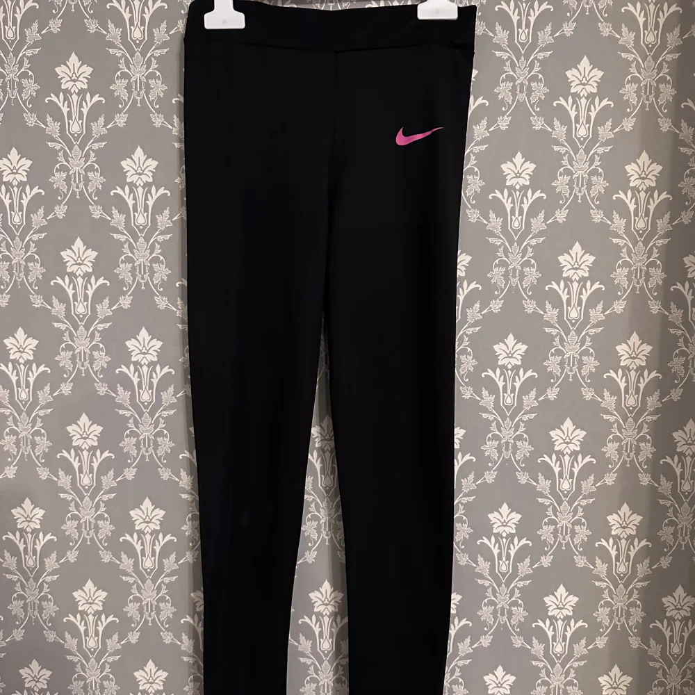 Träningstights från Nike storlek S. Liten fläck på benet men syns inte när man har på sig byxan. . Jeans & Byxor.