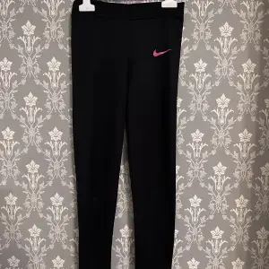 Träningstights från Nike storlek S. Liten fläck på benet men syns inte när man har på sig byxan. 