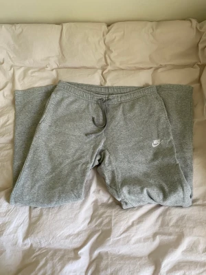 Nike mjukis - Nike mjukisbyxor, jag på bilden är 171cm och brukar ha s💕