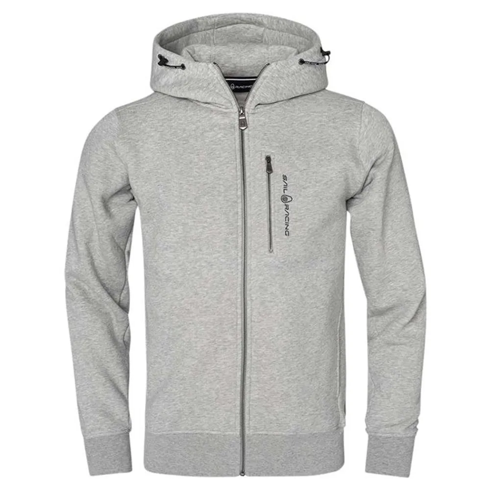 Tja! Säljer en grå zip hoodie ifrån Sail Racing, säljer den pågrund av den är alldeles för liten för mig. Pris kan diskuteras!. Hoodies.