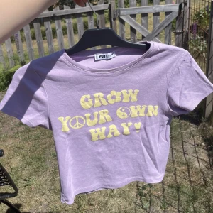 T-shirt  - En jätte fin T-Shirt med ett fint citat. Den har använts ett par gånger men det finns inga direkta märken. Det finns dock lite ”slitage” vid citatet. Tröjan är skön och super fin och gullig. 