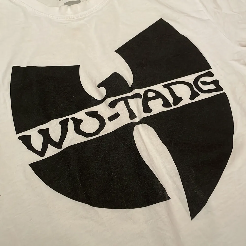 En vit Wu-Tang T-shirt som är i mycket bra skick! Säljer för kommer inte till användning.. T-shirts.