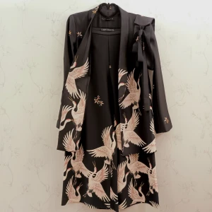 Zara kavaj setl - ☀️FÖRST TILL KVARN☀️ Kimono inspirerad kavaj set från ZARA. Ger en elegant siluett och en obi insererad bälte medföljer för att komplettera looken. Svart lyxig hal satin tyg med tranor som mönster. Vill bli av med ASAP!🩷