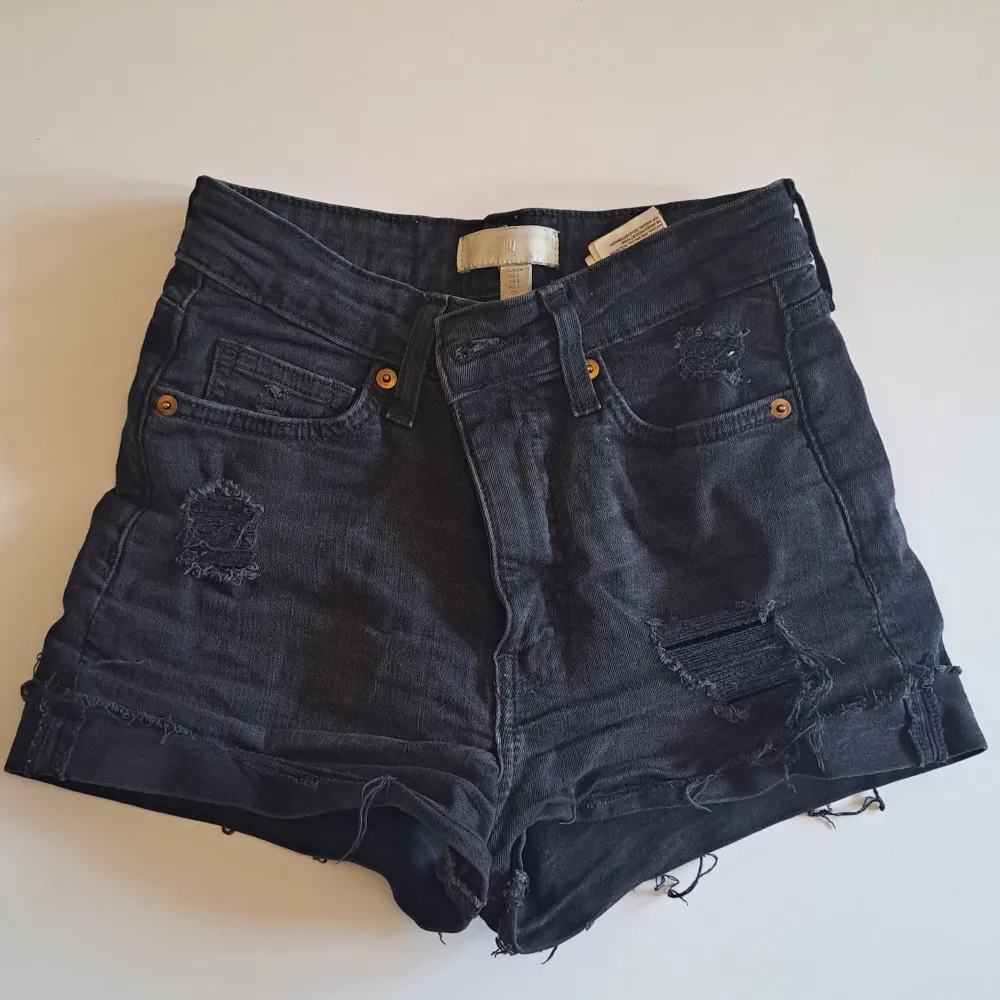 Jag säljer två jeansshorts från H&M. 1 för 65 och två för 100. De båda shortsen är i bra skick och väldigt stretchiga! Kontakta för mer information.🔥. Shorts.