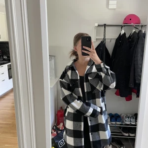 Vår jacka  - Aldrig använd, inte min stil så nu får gärna någon annan ta den istället. Storleken är XS men passar bra för S/M. Köpt på H&M. Vill verkligen att någon ska köpa denna fina jacka. Perfekt för vår/sommaren/ hösten. Köpte den för 400 kr och säljs för 300.❤️
